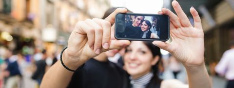 Smart Selfie vas vodi do savršene slike preko zadnje kamere.